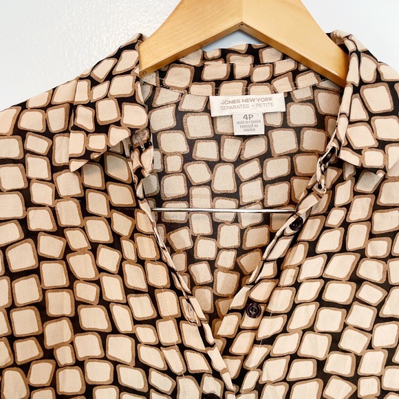 Sheer geometric print blouse - Picture 3 of 8